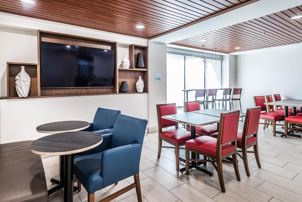 Holiday Inn Express Flint-Campus Area By Ihg Dış mekan fotoğraf