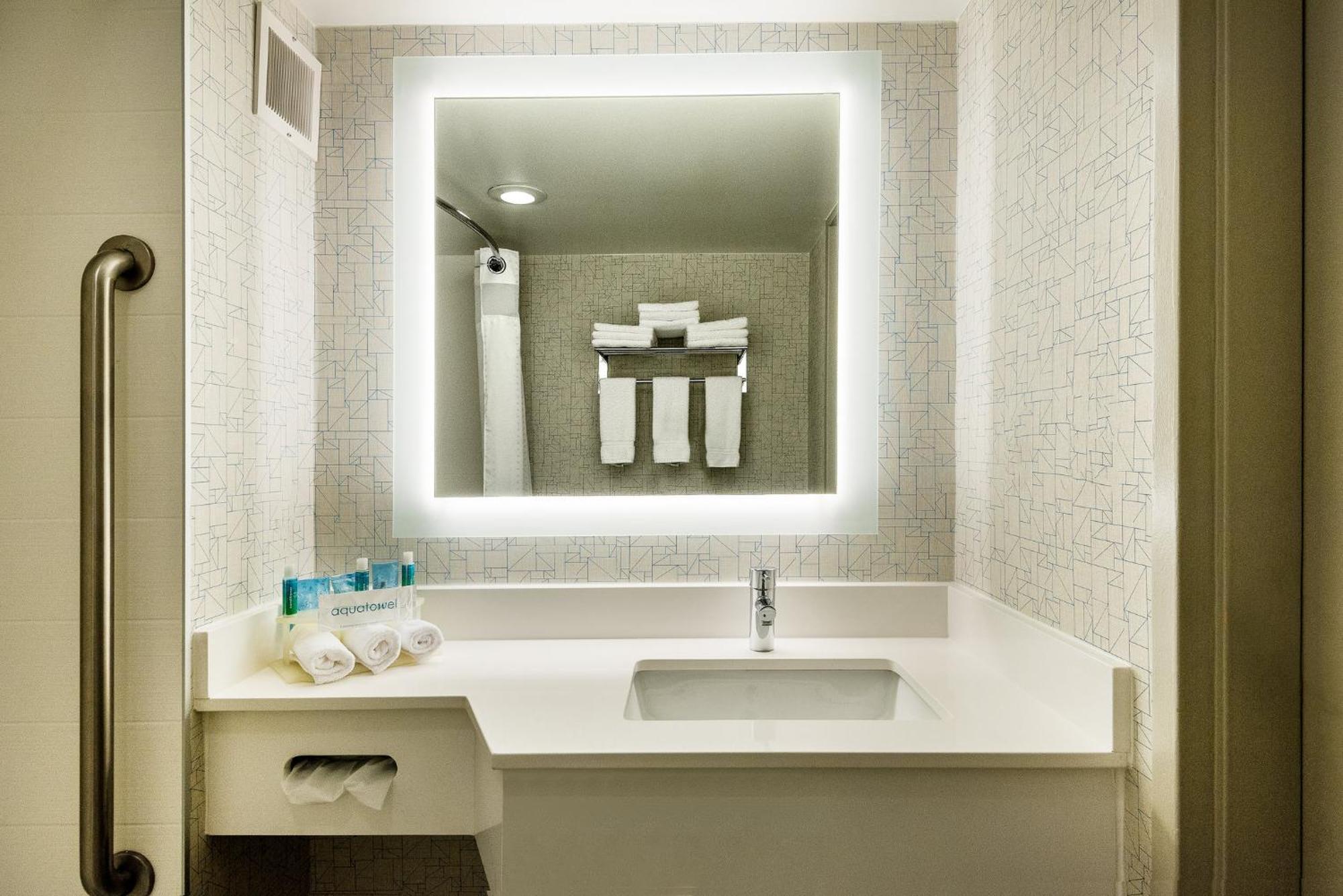 Holiday Inn Express Flint-Campus Area By Ihg Dış mekan fotoğraf